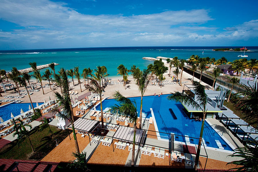 Pool and Caribbean beachfront at Hotel Riu Palace Jamaica